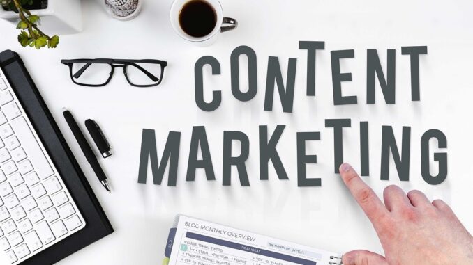 Content Marketing Manager bei der Arbeit