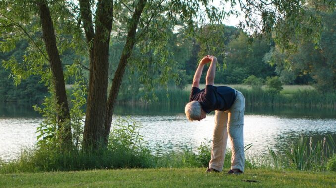 senior beim yoga 