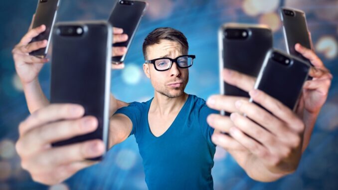 Influencer mit übertrieben vielen Smartphones