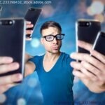 Influencer mit übertrieben vielen Smartphones